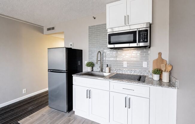 Studio, 1 bath, 305 sqft, $825, Unit 811
