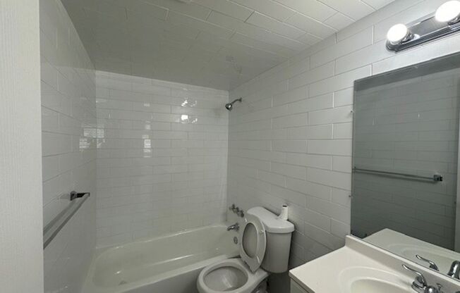 2 beds, 2 baths, 900 sqft, $1,995, Unit 206