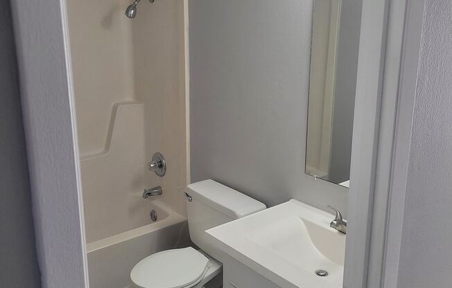 2 beds, 1 bath, 864 sqft, $920