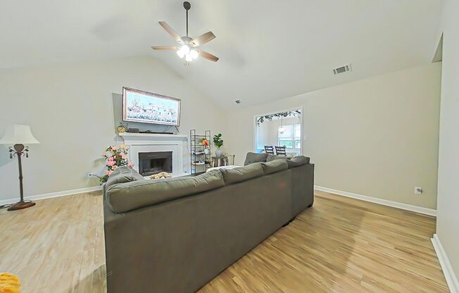 4 Bedroom Brick Ranch in Woodlake!
