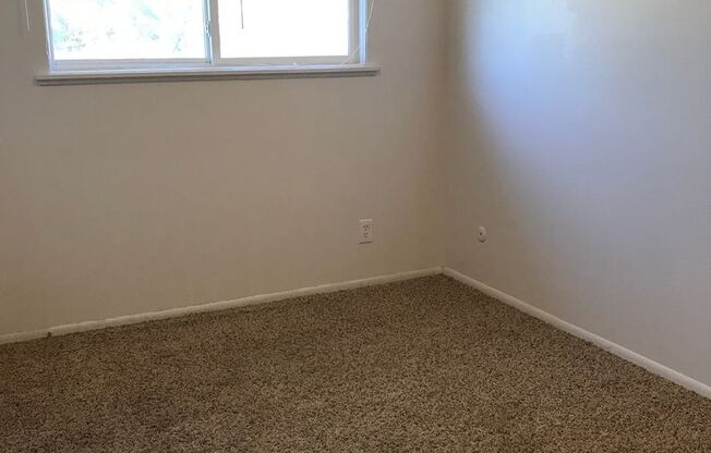 3 beds, 1 bath, 759 sqft, $780