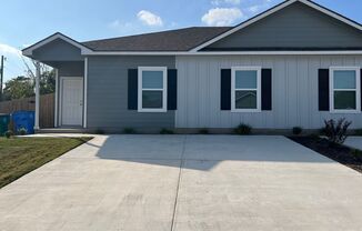 Lovely 3/2 Duplex in Seguin, TX