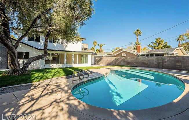Amazing pool home is great location!!