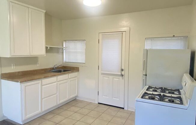 1 bed, 1 bath, 660 sqft, $1,075, Unit B