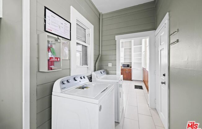 1223 W 23 ST