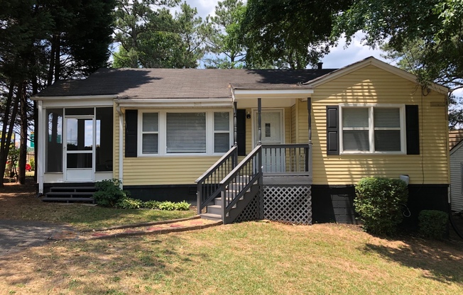 Beautiful 2/1 in Marietta w/ Screened in Porch and Large Backyard!!