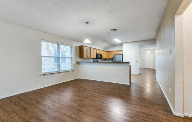 1611 VENUS DR E