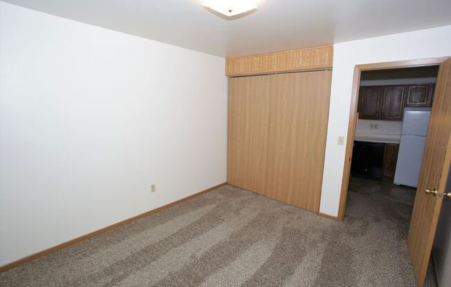 2 beds, 1 bath, $800, Unit 2523-3