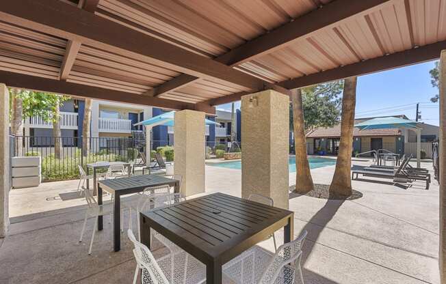 Oakridge Apartments - Pool Lounge Area