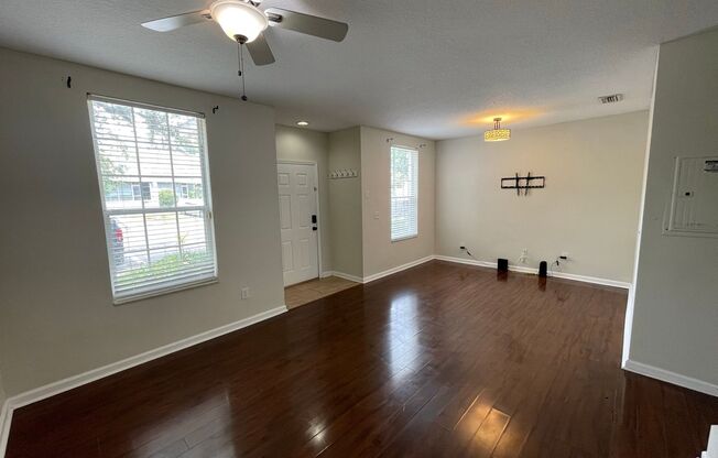 Charming Townhouse in Bustling Wesley Chapel!