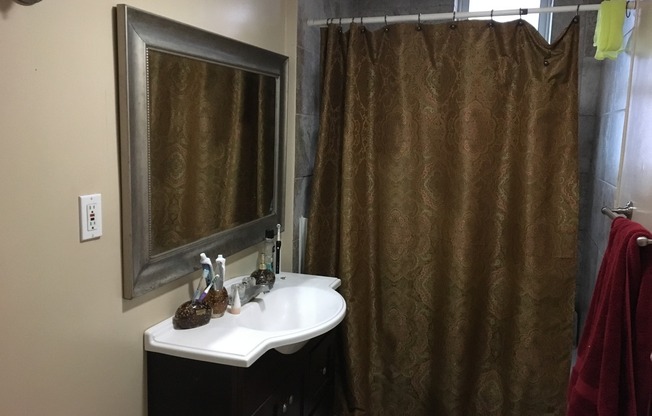 4 beds, 1 bath, $5,000, Unit 2