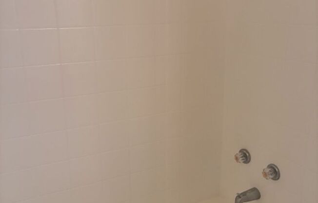 1 bed, 1 bath, 689 sqft, $1,400, Unit 8
