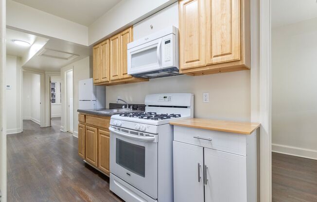 3 beds, 1 bath, $3,400, Unit 2