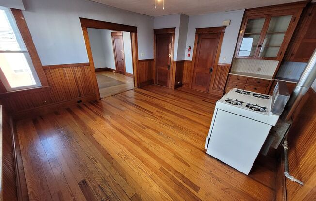 $1375 - 1 Bed / 1 Bath Apartment in West Manchester's Rimmon Heights with Beautiful Traditional Woodwork