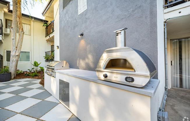 The Regal Villa Apts...Gorgeous Newly Remodeled 2 Bedroom.. Prime Location! CALL NOW!