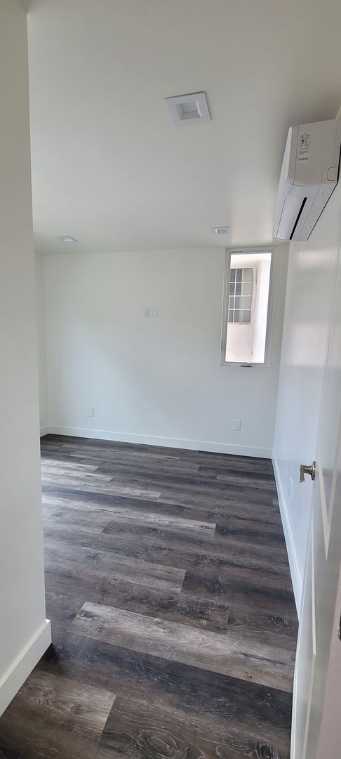 2132-2134 Cove Ave ****