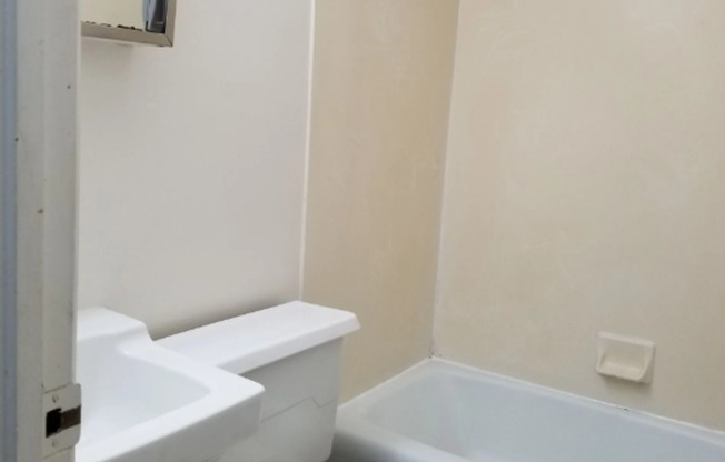 Studio, 1 bath, 350 sqft, $1,115, Unit 126-7A