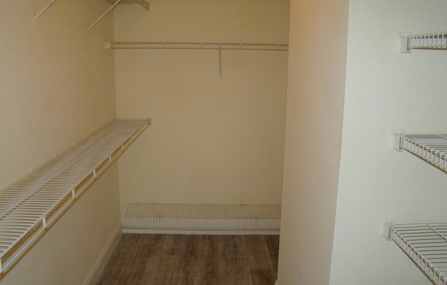 3 beds, 2 baths, $2,400, Unit 10192-D1 - New Yorker