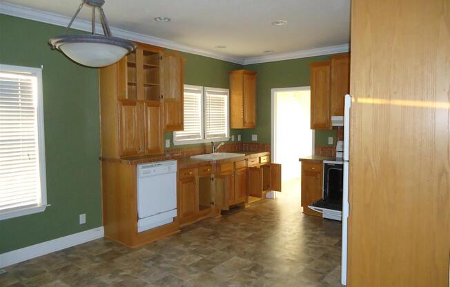 3 beds, 2 baths, $1,300