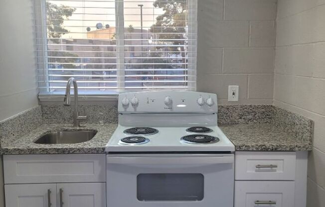 Studio, 1 bath, 330 sqft, $905.5, Unit #30
