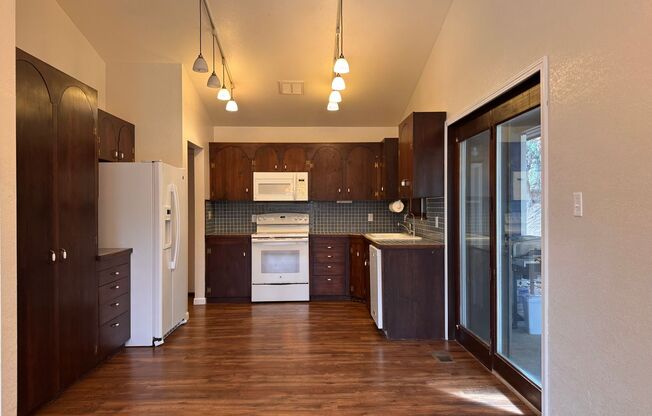 Selah 4 bedroom 3 Bathroom Double Garage, Fenced Yard