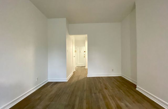 343 W 21 ST