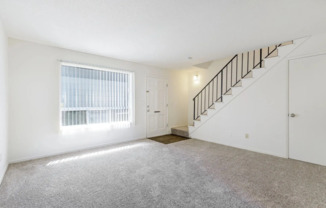 Cozy 2 bedroom, 1 bathroom apt near Downtown Milwaukie. Discounted rent for the first 2 months!