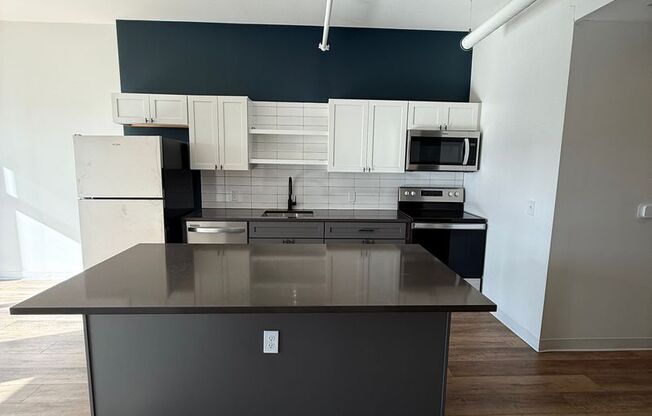 2 beds, 1 bath, 865 sqft, $2,350, Unit Unit 612