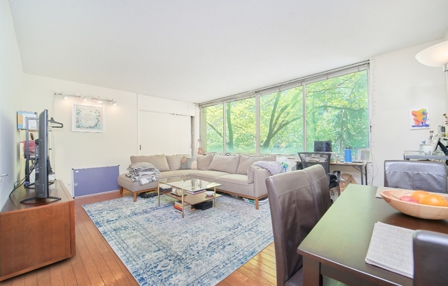 353 E 72 ST