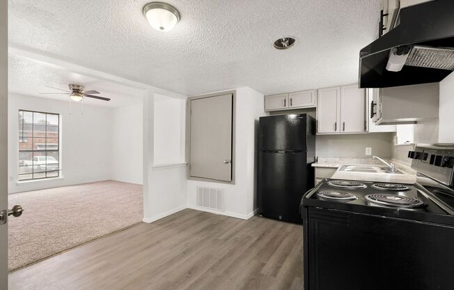 Your Dream Home Awaits! Spacious 2 Bed, 1.5 Bath Apartment in Prime Location near Downtown Van Buren