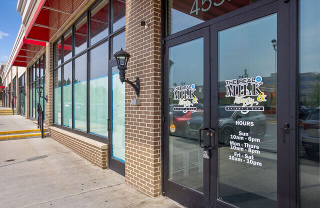 Nearby Restaurant at Allure Apollo, Maryland