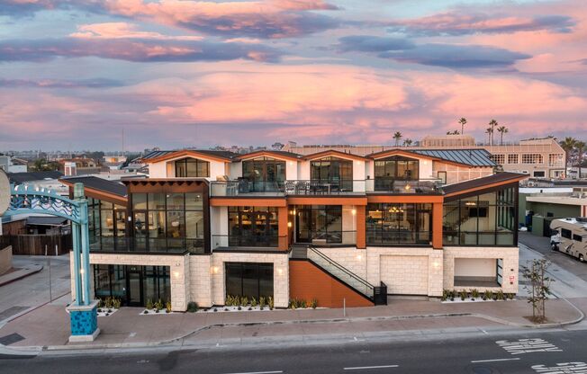 July & August Contemporary 3 Bedroom Condo Balboa Peninsula