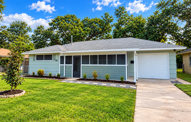 Beautiful & Spacious 3/2/1 Home in Lake Jackson !