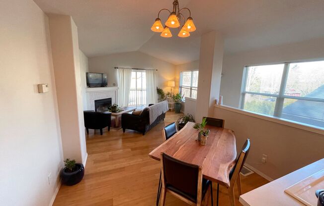 Gorgeous Row House with Vaulted Ceilings, Laundry and Private Yard