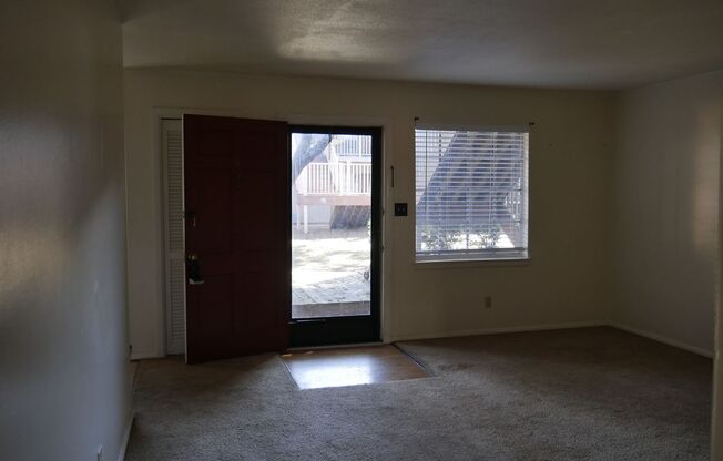 Main level end unit -- Country Club Rd/Gordon Manor Area