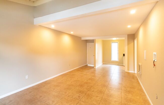 One Bedroom Condo w/ On-Site Parking Near South Coast Plaza