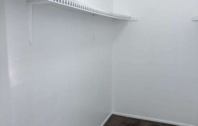 3 beds, 2 baths, $1,200, Unit # 2707
