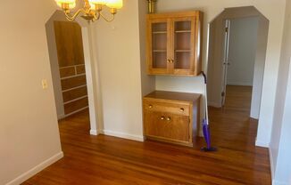 3 beds, 1 bath, $1,800, Unit Upstairs Apartment