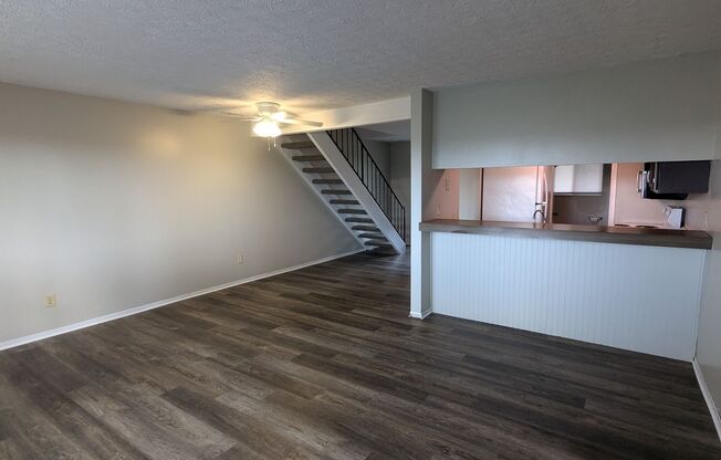 2 beds, 1.5 baths, 900 sqft, $1,150, Unit Apt B