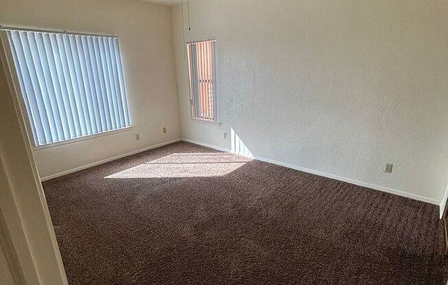 2 beds, 1 bath, 861 sqft, $970, Unit 04