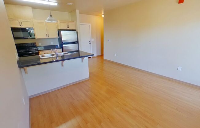 3 beds, 2 baths, 967 sqft, $2,400, Unit 305