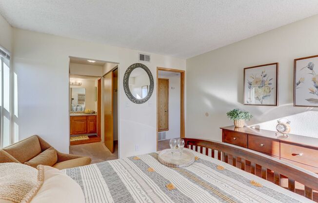 2 beds, 2 baths, 870 sqft, $1,735, Unit 10-112