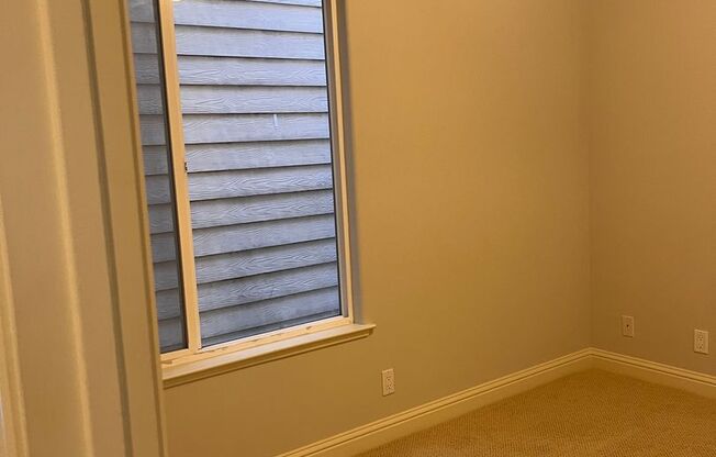 EPIC REA: Lovely 4 BR/3 BA 2 level Condo w/ Parking