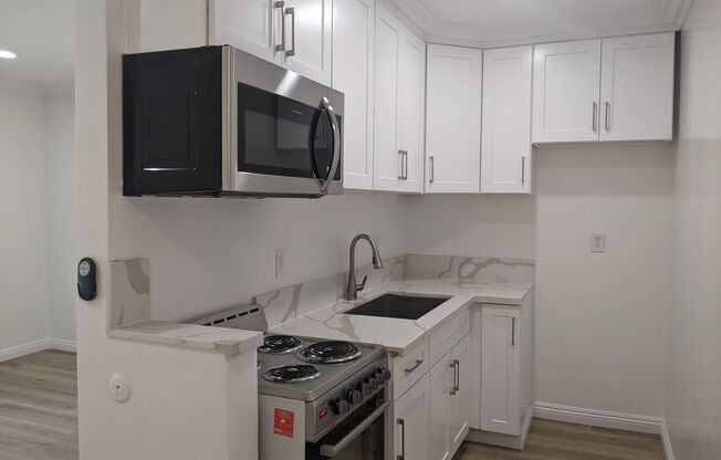 LOVELY 1BED Near Valley College! -- GREAT LOCATION!!! $1,000 Deposit (OAC)