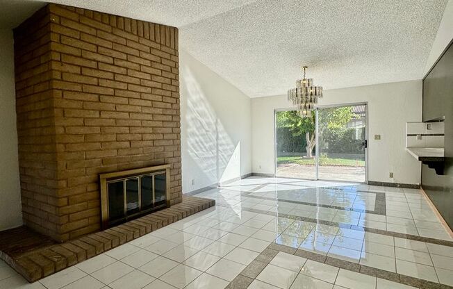 Beautiful single story home 3bedrooms, 2baths. located in Pocket area!!