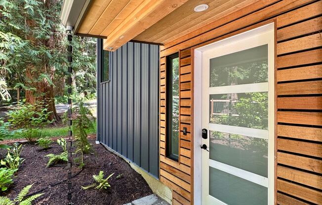 Stunning Contemporary 2 Bedroom Treehouse steps to Manitou Beach waterfront