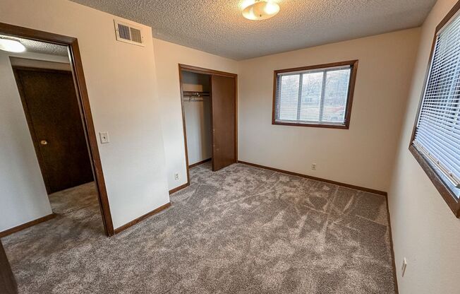 2 beds, 1 bath, 735 sqft, $685