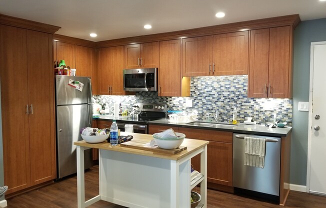 Studio, 1 bath, 480 sqft, $1,895, Unit 75-63