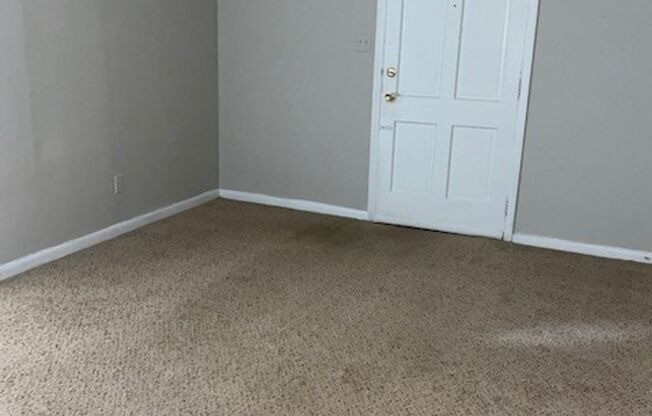 Studio, 1 bath, 475 sqft, $929, Unit 11