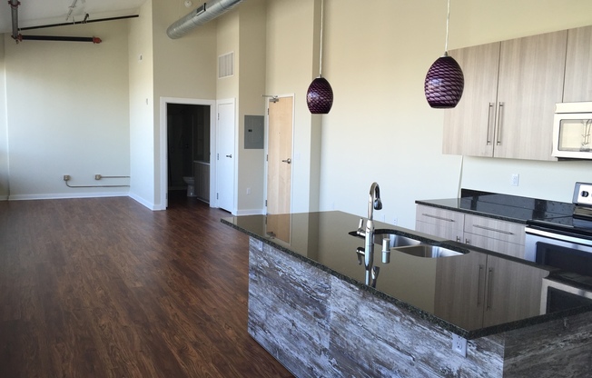 1 bed, 2 baths, 911 sqft, $1,950, Unit 512